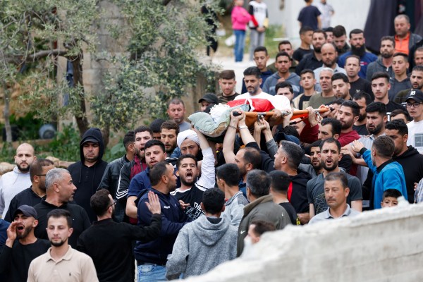Палестинец е убит при набези на израелски заселници в окупирания Западен бряг