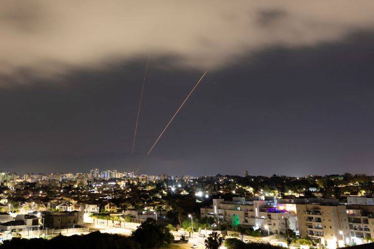Um sistema antimíssil opera depois que o Irã lançou drones e mísseis contra Israel, visto de Ashkelon em 14 de abril