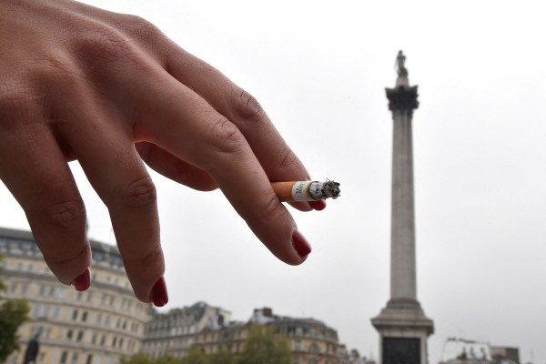 Обединеното кралство ще забрани продажбата на тютюн за поколение „без дим“. Ще проработи ли?