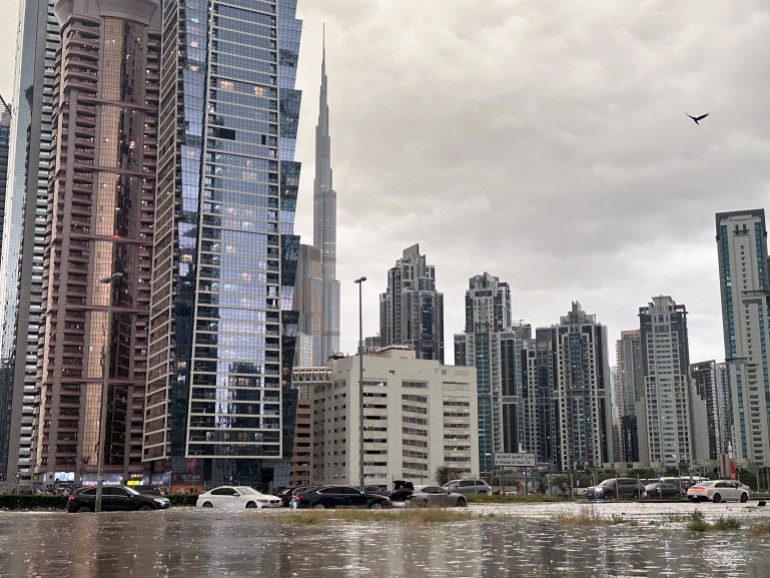 دبی پس از اینکه ساعت ها باران سال خود را در امارات دریافت کرد دچار سیل شد"
