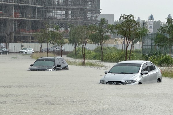 Проливен дъжд остави магистралите в Дубай задръстени от наводнения и