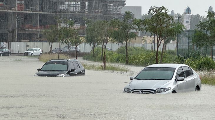 Calle inundada durante una tormenta en Dubai,