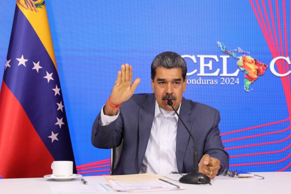 Венецуела обяви планове да затвори посолството и консулствата си в