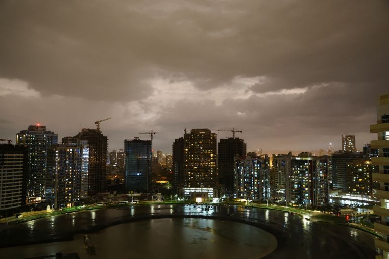 Una vista muestra la ciudad durante una tormenta en Dubai.