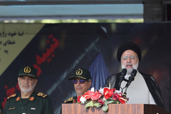 Иранският президент Раиси повтори предупрежденията, докато Израел обмисля отговор на въздушна атака