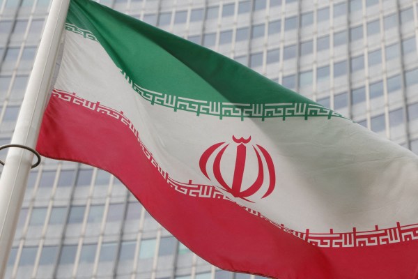 Иран стреля с батерии за противовъздушна отбрана за да свали