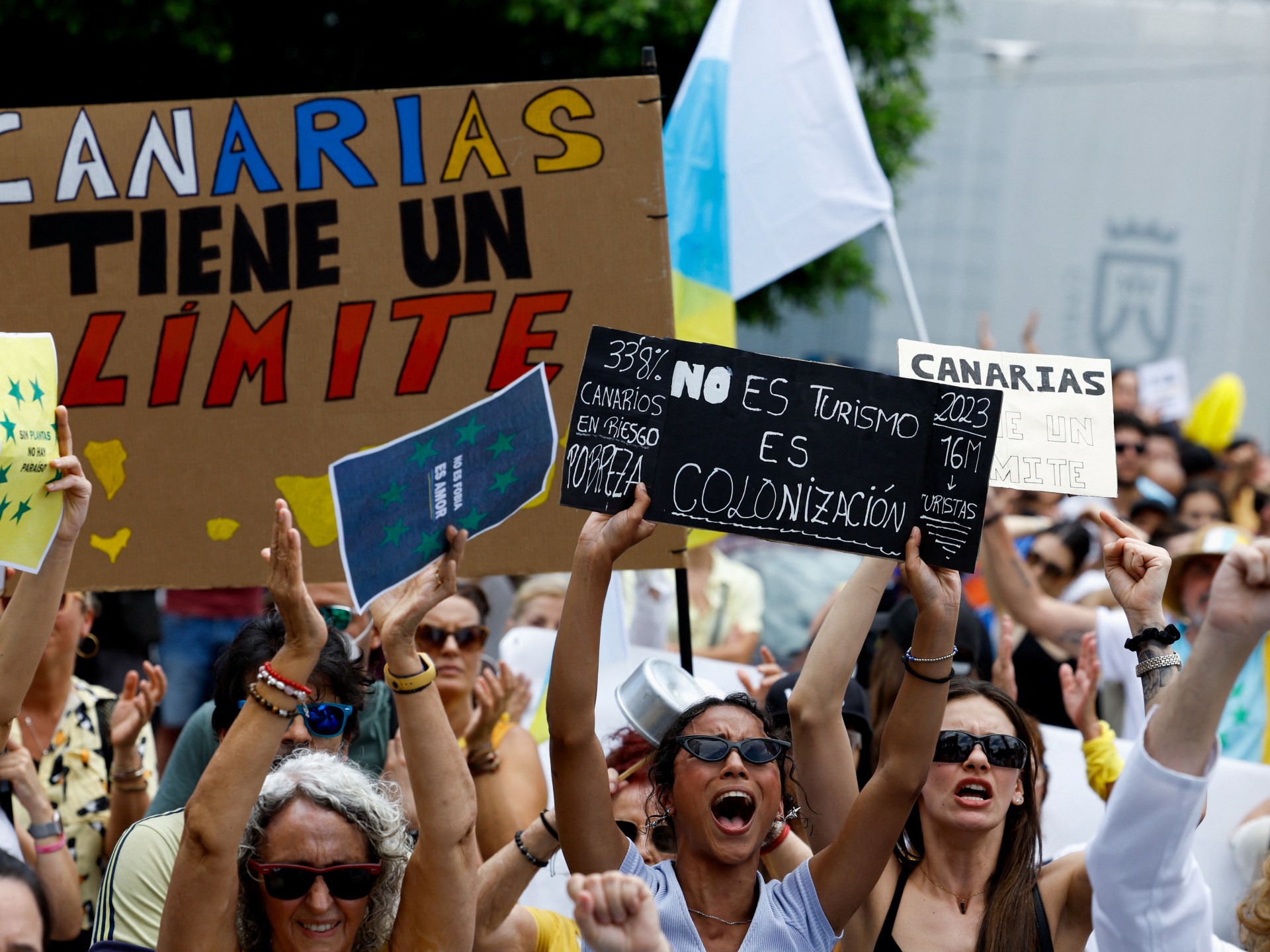 Тысячи людей протестуют против чрезмерного туризма на Канарских островах в Испании  Новости туризма