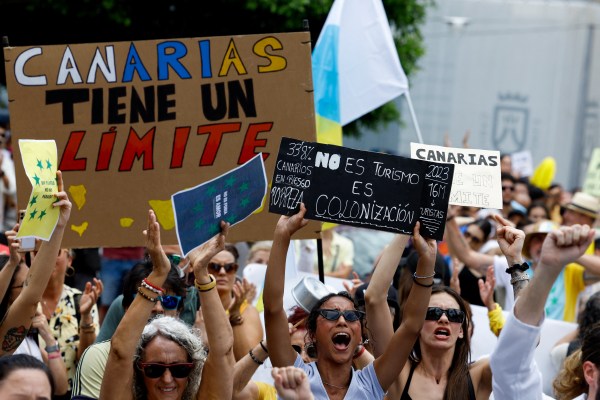 Хиляди протестират срещу прекомерния туризъм на Канарските острови в Испания