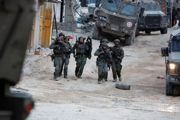 Израелските сили застреляха двама млади палестинци и раниха други двама