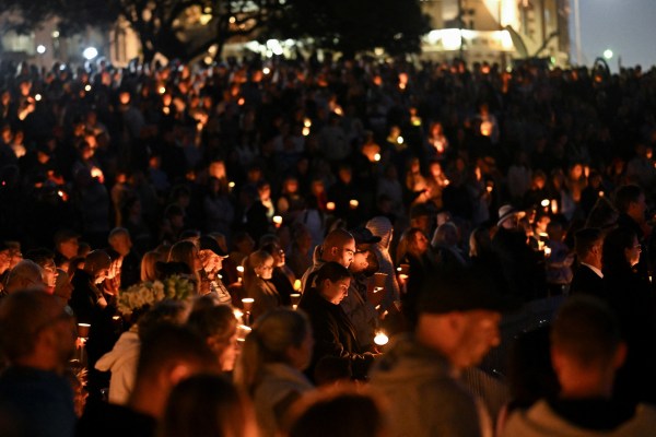 Стотици се събраха на Бонди Бийч в Сидни, за да скърбят за жертвите на атаката в Уестфийлд