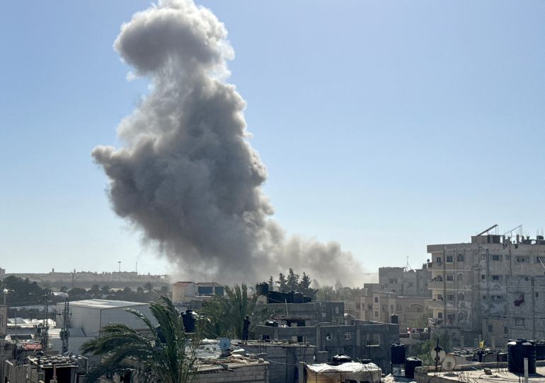 Smoke rises following Israeli strikes, amid the ongoing conflict between Israel and the Palestinian Islamist group Hamas, in Rafah in the southern Gaza Strip April 21, 2024. REUTERS/Mohammed Salem