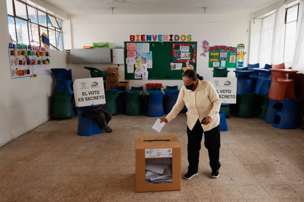 Еквадорците започнаха да гласуват на референдум за предложените по строги мерки