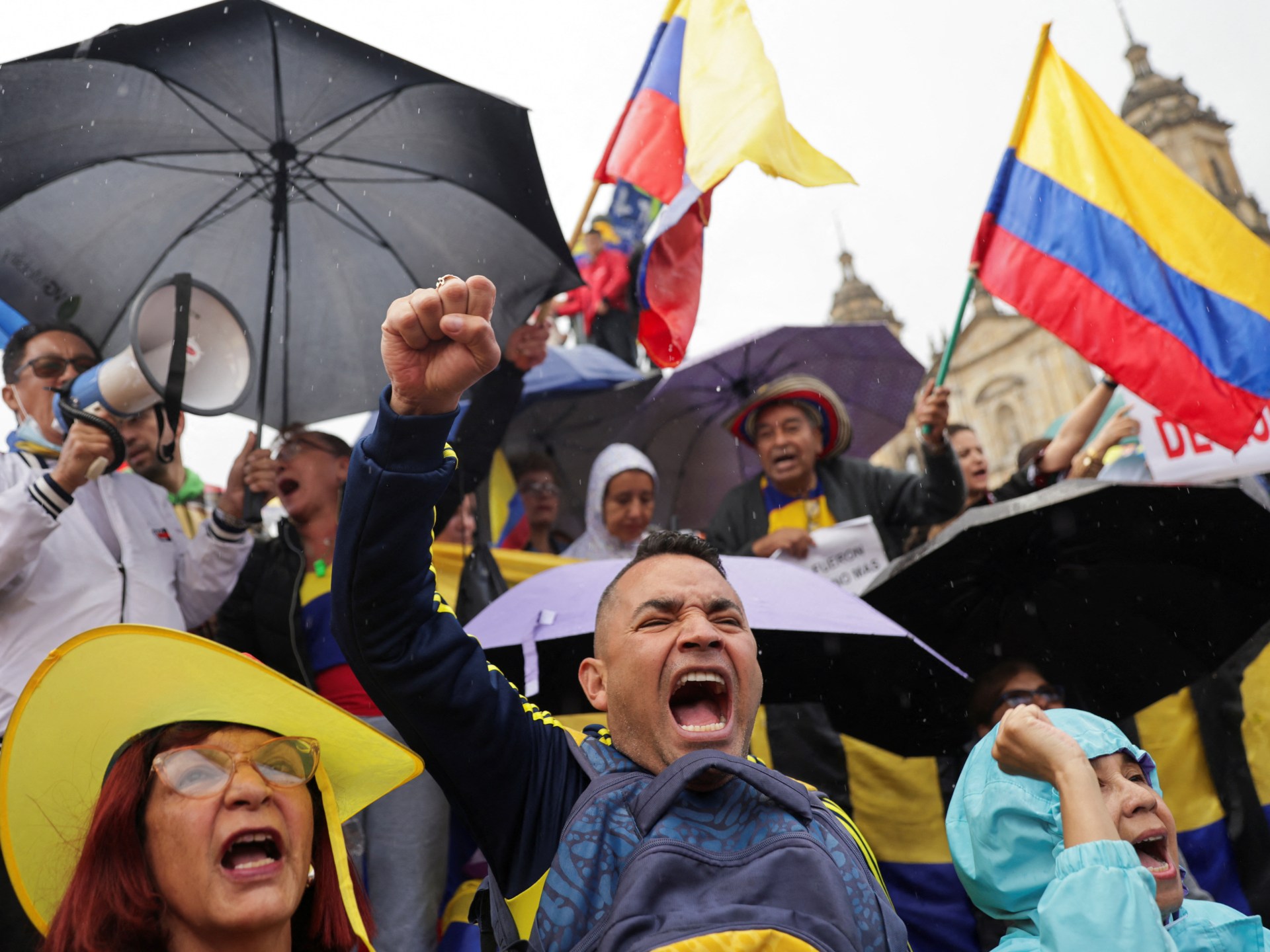 Riesige Menschenmengen protestieren gegen die geplanten Reformen des kolumbianischen Präsidenten  Nachricht