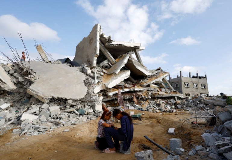 Palestinian children sit next to the site of an Israeli strike on a house, amid the ongoing conflict between Israel and the Palestinian Islamist group Hamas, in Rafah, in the southern Gaza Strip, April 21, 2024. REUTERS/Mohammed Salem TPX IMAGES OF THE DAY