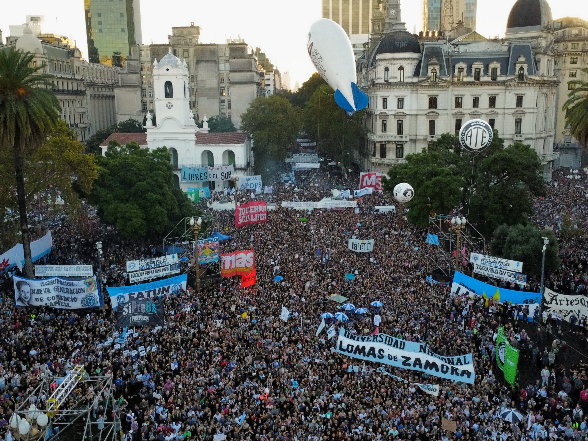 Manifestantes argentinos marchan contra los recortes de Milei a las universidades públicas |  Noticias sobre protestas