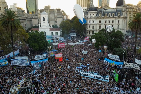 Снимки: Протестиращите в Аржентина маршируват срещу съкращенията на държавния университет на Милей