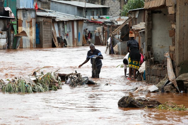 Найроби Кения – Колинс Обондо стоеше върху развалините на къща