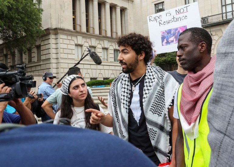 Pro-palästinensischer Demonstrant spricht mit der Presse