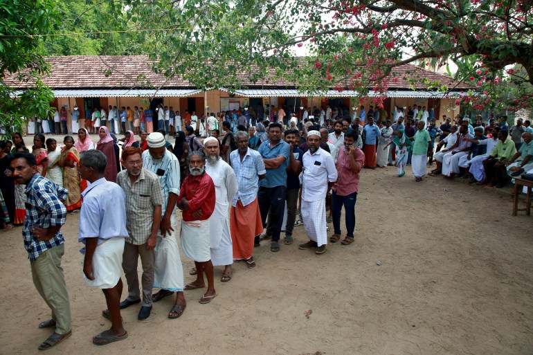 Während der zweiten Phase der Parlamentswahlen im Dorf Eramalloor im südlichen Bundesstaat Kerala, Indien, am 26. April 2024 stehen Menschen Schlange und warten darauf, in einem Wahllokal ihre Stimme abzugeben.