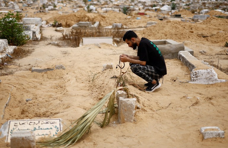 عموی صابرین جودا بر سر قبر او در غزه