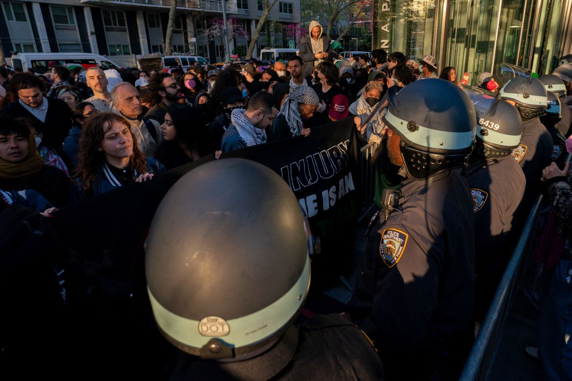 Estudiantes y partidarios pro palestinos ocupan una plaza en el campus de la Universidad de Nueva York (NYU), durante el conflicto en curso entre Israel y el grupo islamista palestino Hamas, en la ciudad de Nueva York, EE.UU., el 26 de abril.