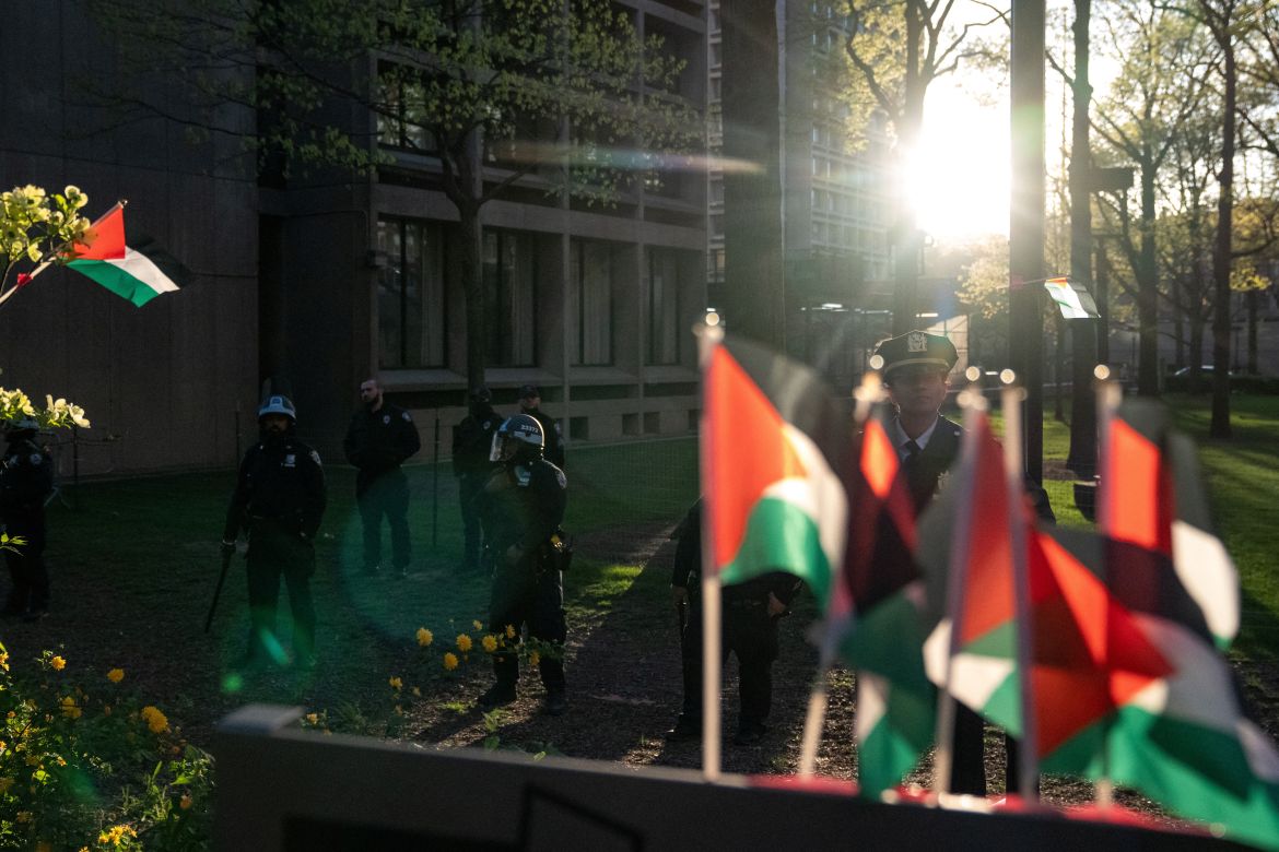 Agentes encargados de hacer cumplir la ley hacen guardia mientras estudiantes y partidarios pro palestinos ocupan una plaza en el campus de la Universidad de Nueva York (NYU), durante el conflicto en curso entre Israel y el grupo islamista palestino Hamas, en la ciudad de Nueva York, Estados Unidos, el 26 de abril.