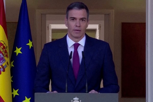 Драмата със Санчес в Испания: След като си играеше с оставката, премиерът си навлече критики
