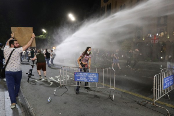 Полицията в Грузия използва сълзотворен газ и гумени куршуми срещу
