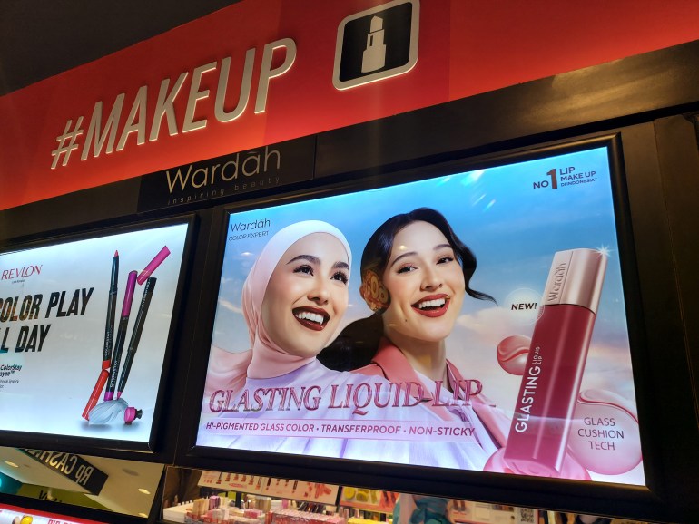 De verkoop van schoonheidsproducten stijgt met 20 procent in Indonesië tijdens de Ramadan en vóór de Eid-vakantie [Aisyah Llewellyn/Al Jazeera]