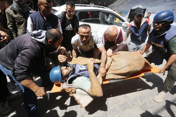 Трима журналисти бяха ранени единият сериозно при израелска атака срещу