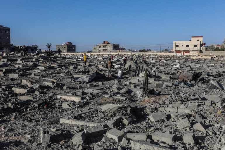 Palästinenser, darunter auch Kinder, untersuchen die zerstörten und beschädigten Gebäude und die beschädigte Umgebung um sie herum und sammeln am 20. April verbleibende Habseligkeiten aus den Trümmern schwer beschädigter Gebäude im Osten von Rafah, Gaza