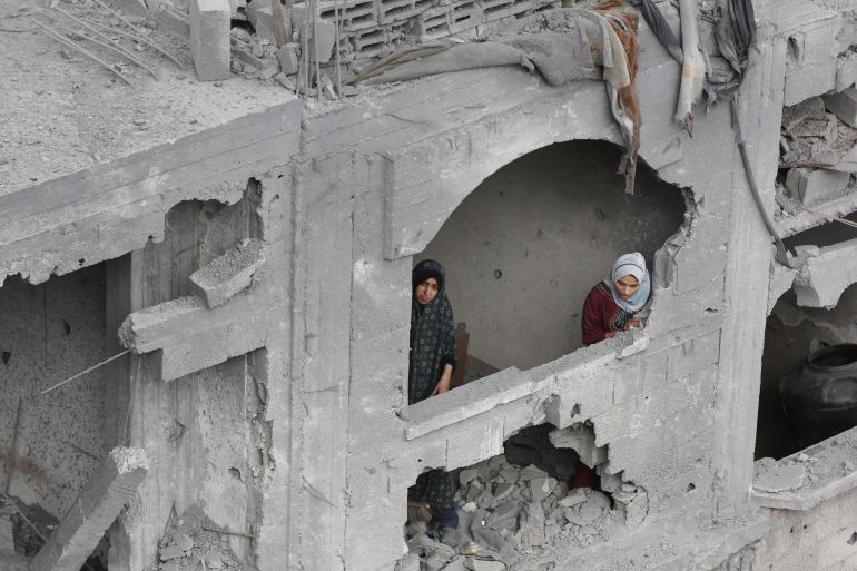 Una vista de la destrucción después de los ataques del ejército israelí al campo de refugiados de Nuseirat en Deir Al Balah, Gaza, el 27 de abril.