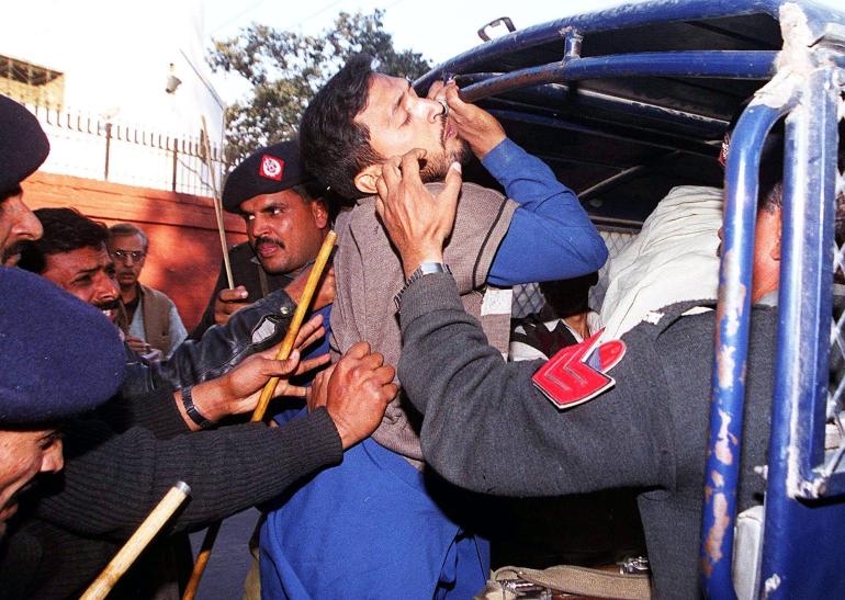 Pakistani police arrests an angry protestors 