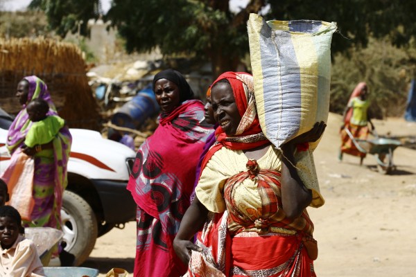 Първата хранителна помощ от ООН от месеци пристига в суданския Дарфур, докато гладът се задава