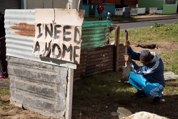 Тридесет години в очакване на къща: обитателите на „задния двор“ на Южна Африка