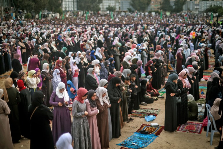 Des musulmans palestiniens accomplissent les prières matinales de l'Aïd al-Fitr marquant la fin du mois sacré du Ramadan dans la ville de Gaza, le 2 mai 2022. [Mahmud HAMS / AFP]