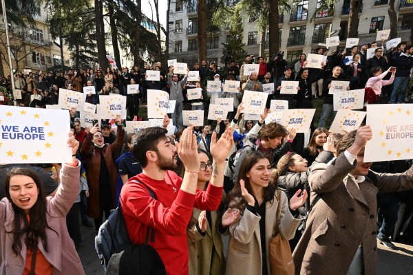 Свикани протести, тъй като Грузия възобновява спорния закон за „чуждестранните агенти“