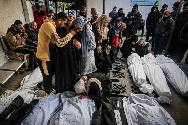 В Газа всеки ден носи повече смърт тъй като удари