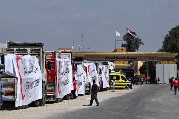 Израел обяви навлизането на повече от 300 хуманитарни камиона в