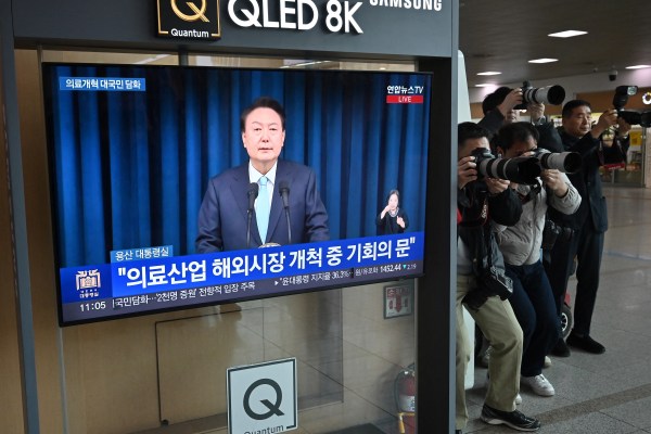Президентът на Южна Корея Юн Сук-йол обеща да не отстъпва