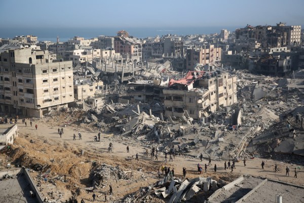 „Тук няма живот“: Израелската армия се изтегля от болницата ал-Шифа в Газа