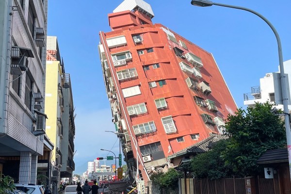 Тайван разтърсен от най-мощното земетресение от 25 години