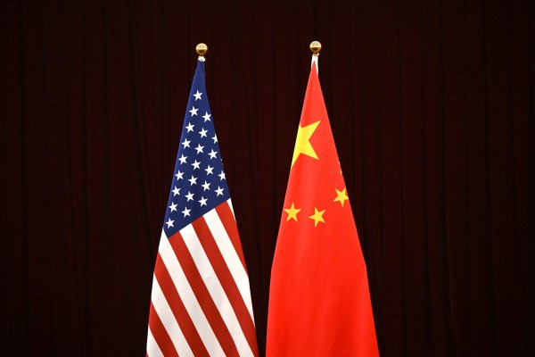 Шефовете на отбраната на Китай и САЩ проведоха първите съществени разговори от близо 18 месеца