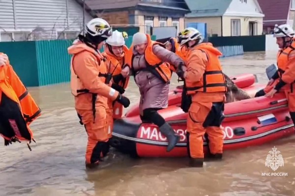 Русия евакуира 4000 души след спукани язовирни стени, наводнения близо до границата с Казахстан
