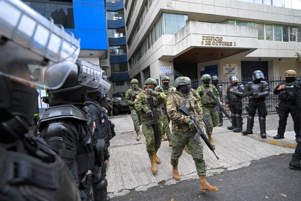 Мексико изтегли персонала от посолството си в Еквадор след безпрецедентния