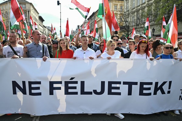Хиляди хора излязоха по улиците в центъра на Будапеща за