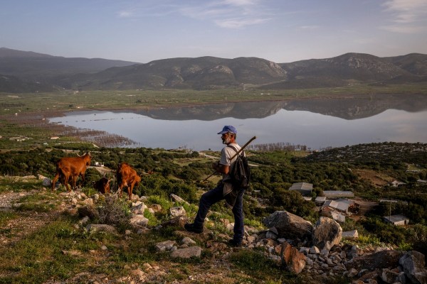 Гръцката долина, превърнала се в езеро, предизвиква дебат за сушата
