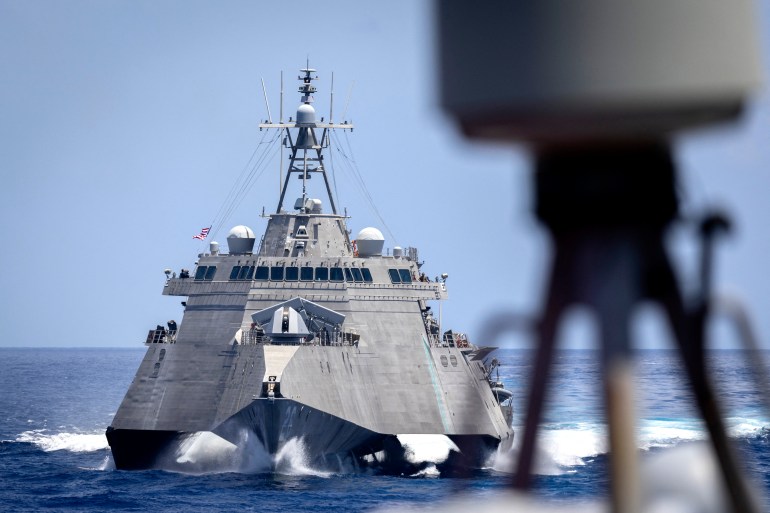 O navio de combate litorâneo USS Mobile durante exercícios marítimos da Austrália, EUA, Japão e Filipinas na costa filipina. 