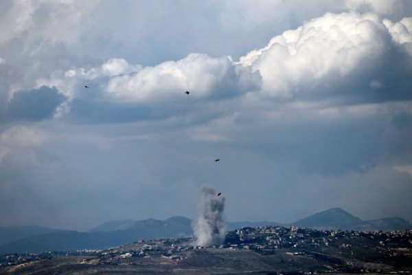 Хизбула заяви че е изстреляла десетки ракети по израелски артилерийски