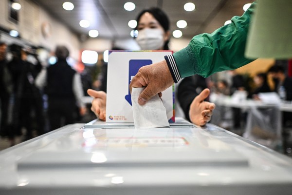 Южнокорейците гласуват на избори, разглеждани като тест за президента Юн Сук-йол